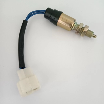 En la línea freno trasero hidráulico del interruptor de la luz de la parada